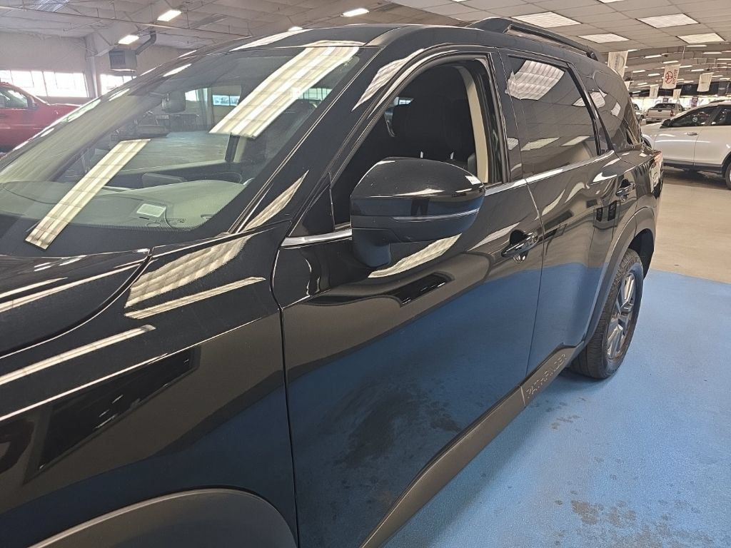 Used 2025 Nissan Pathfinder SV FWD image 15