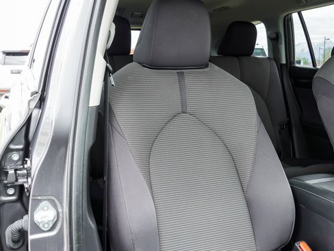 Used 2023 Toyota Highlander LE FWD image 25