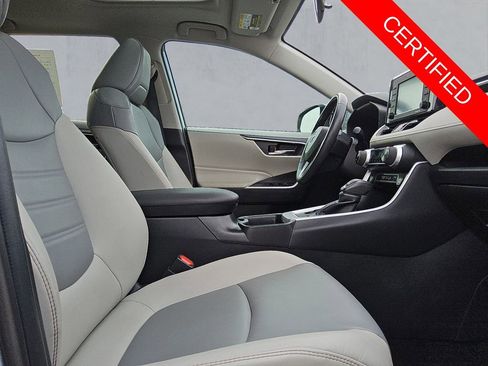 Used 2021 Toyota RAV4 XLE Premium image 15