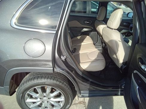 Used 2018 Jeep Cherokee Limited image 3