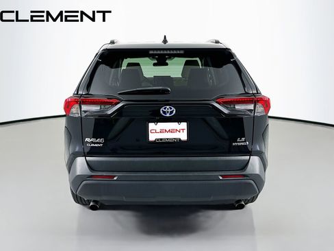 Used 2022 Toyota RAV4 LE image 7