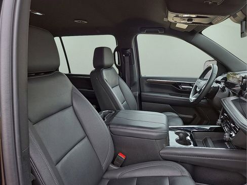 Used 2025 Chevrolet Suburban Z71 AWD/4WD image 13