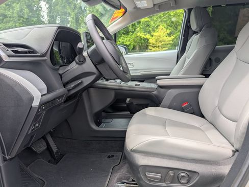 Used 2025 Toyota Sienna XLE FWD image 11