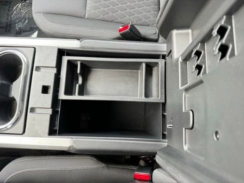 Used 2020 Nissan Titan SV image 19