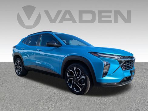 Used 2025 Chevrolet Trax RS w/ Sunroof Package image 3