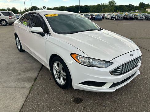 Used 2018 Ford Fusion SE w/ Fusion SE Technology Package FWD image 3