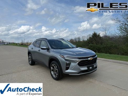 Used 2025 Chevrolet Trax LT FWD image 1