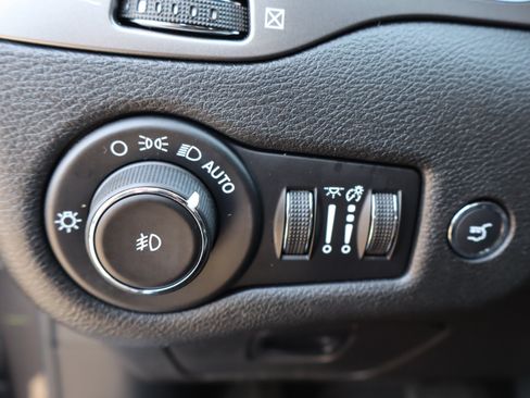 Used 2020 Jeep Cherokee Limited FWD image 18