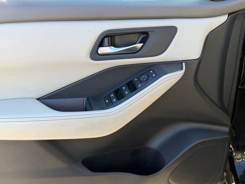 Used 2024 Nissan Rogue SV image 15