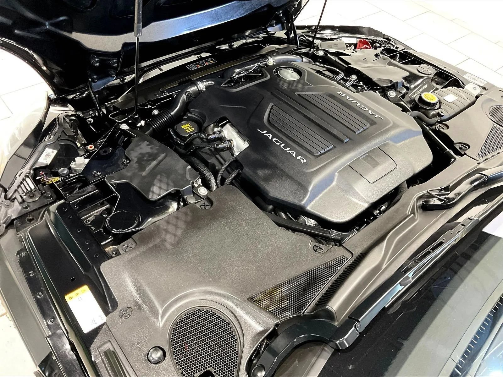 Used 2017 Jaguar F-TYPE R AWD/4WD image 30