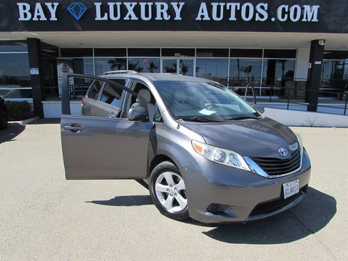 Used 2012 Toyota Sienna LE FWD image 32