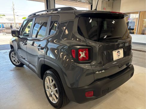 Used 2022 Jeep Renegade Latitude w/ Convenience Group AWD/4WD image 7