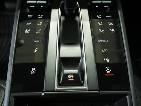 Certified 2025 Porsche Macan AWD/4WD image 22