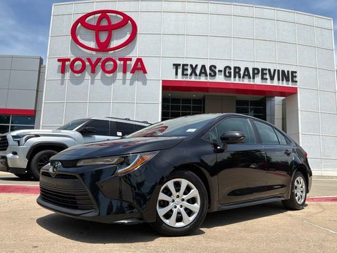 Used 2025 Toyota Corolla LE FWD image 2