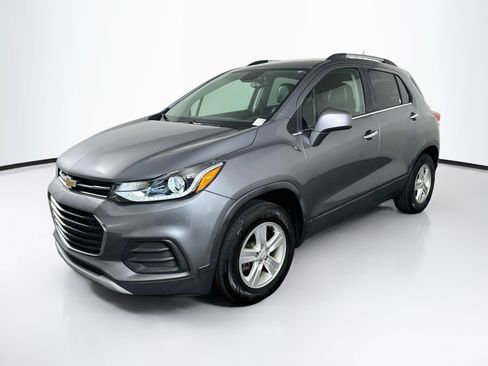 Used 2020 Chevrolet Trax LT w/ LT Convenience Package AWD/4WD image 3