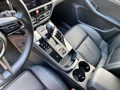 Used 2025 Porsche Macan AWD/4WD image 20