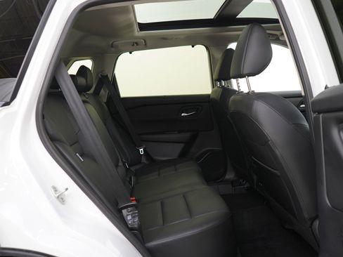 Used 2024 Nissan Rogue SV w/ SV Premium Package image 11