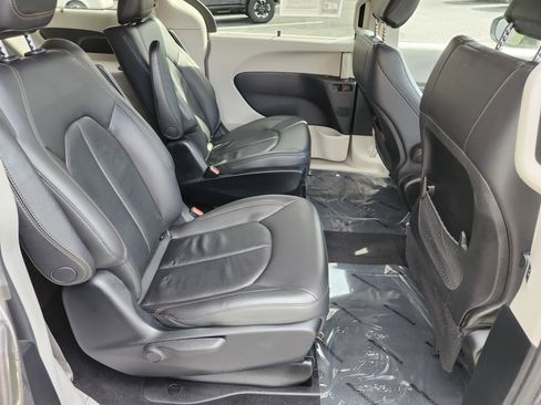 Used 2018 Chrysler Pacifica Touring-L FWD image 18