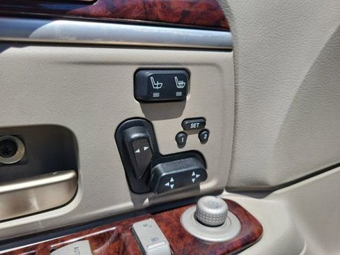 Used 2011 Lincoln Town Car Signature Limited RWD image 18