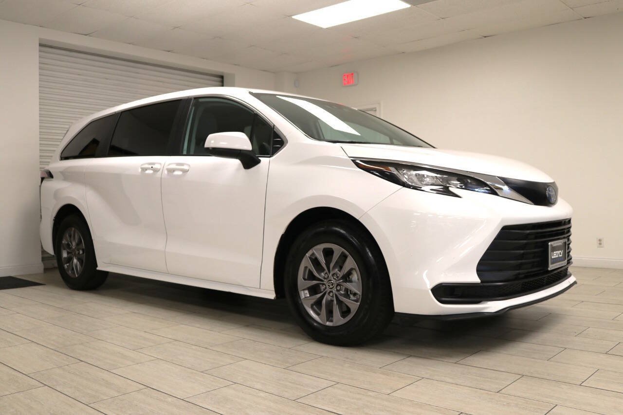 Used 2023 Toyota Sienna LE AWD/4WD image 5