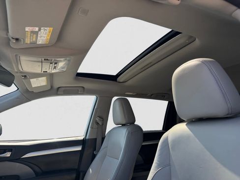 Used 2018 Toyota Highlander XLE image 18