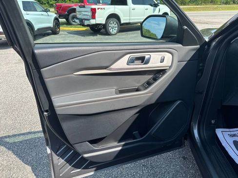 Used 2025 Ford Explorer Active AWD/4WD image 20