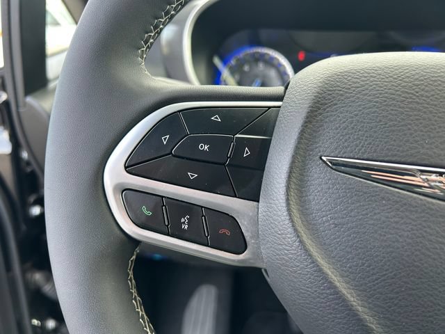 Used 2025 Chrysler Pacifica Select FWD image 60