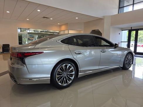 Used 2023 Lexus LS 500 w/ Accessory Package (Z1) RWD image 3