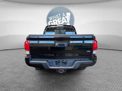 Used 2017 Toyota Tacoma TRD Sport w/ Tow Package AWD/4WD image 5