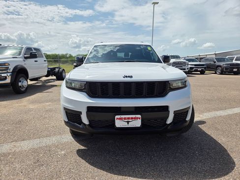 Used 2025 Jeep Grand Cherokee L Altitude AWD/4WD image 2
