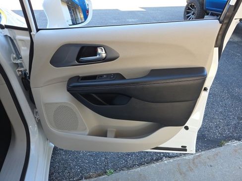 Used 2022 Chrysler Pacifica Touring-L image 99