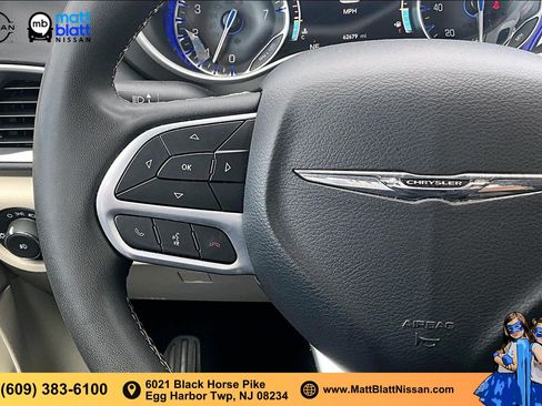Used 2024 Chrysler Pacifica Touring-L FWD image 16