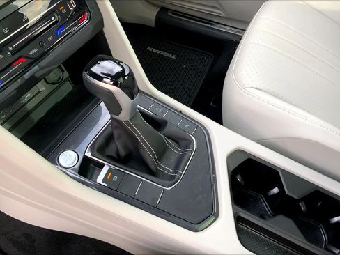 Used 2024 Volkswagen Tiguan SE R-Line image 16