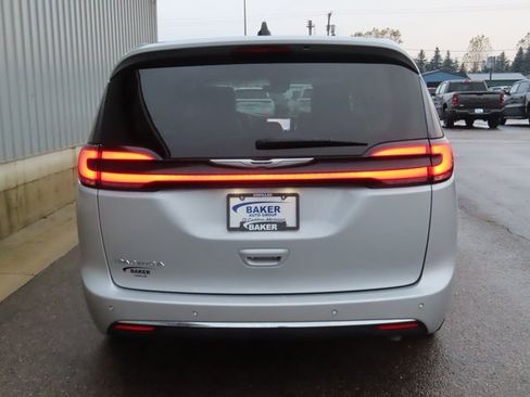 Used 2024 Chrysler Pacifica Touring-L image 13