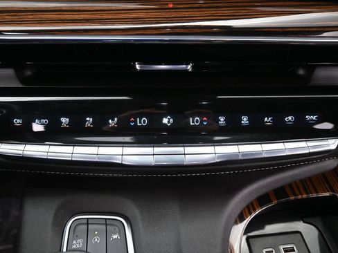 Used 2024 Cadillac Escalade ESV Premium Luxury AWD/4WD image 28