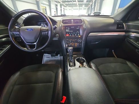 Used 2018 Ford Explorer XLT w/ Equipment Group 202A AWD/4WD image 21