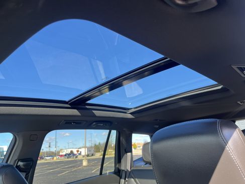 Used 2025 Cadillac XT6 Sport w/ Technology Package image 34