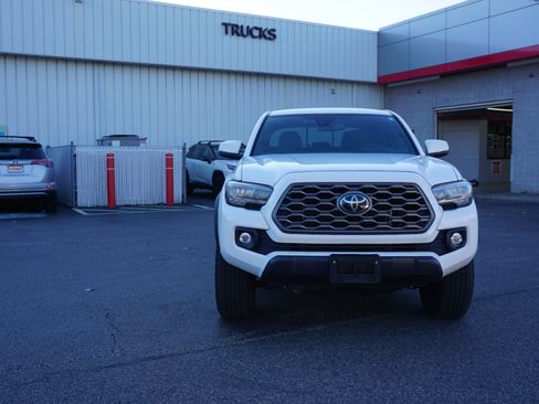 Used 2023 Toyota Tacoma TRD Off-Road image 2