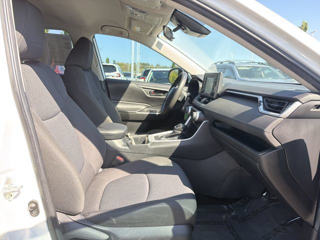Used 2022 Toyota RAV4 LE FWD image 17