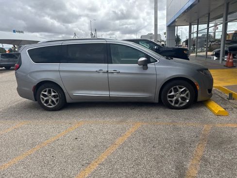Used 2020 Chrysler Pacifica Touring-L Plus w/ Tire & Wheel Group FWD image 5