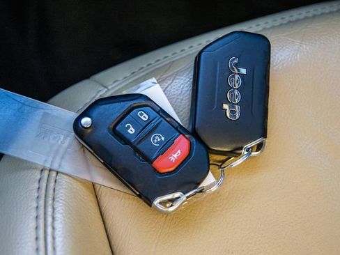 Used 2018 Jeep Wrangler Unlimited Sahara image 37