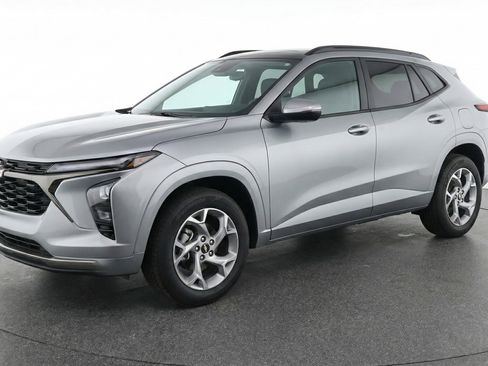 Used 2025 Chevrolet Trax LT image 3