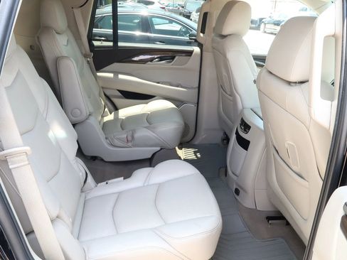 Used 2018 Cadillac Escalade Luxury image 25