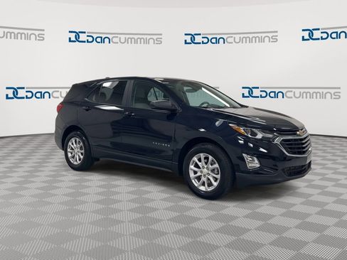 Used 2021 Chevrolet Equinox LS w/ LS Convenience Package FWD image 2