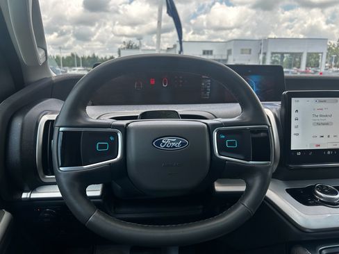Certified 2025 Ford Expedition Active AWD/4WD image 15