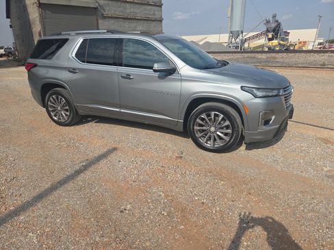 Used 2023 Chevrolet Traverse Premier FWD image 2