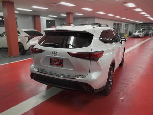 Certified 2022 Toyota Highlander XLE image 5