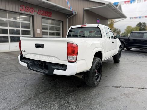 Used 2018 Toyota Tacoma SR image 8