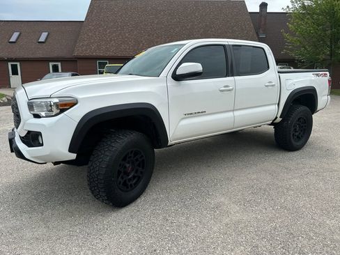Used 2021 Toyota Tacoma TRD Off-Road w/ Technology Package AWD/4WD image 1