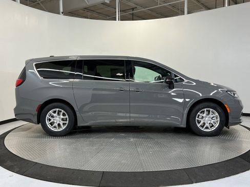 New 2025 Chrysler Pacifica Select image 2